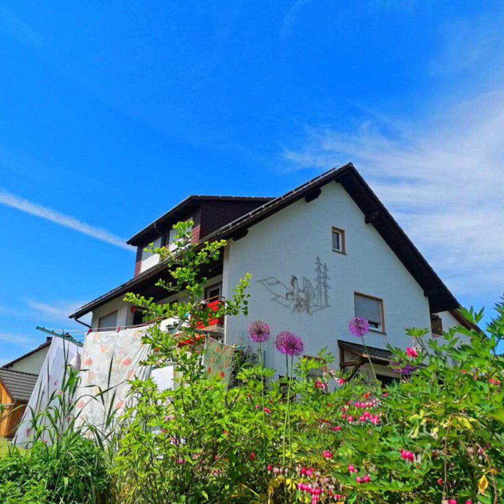 Blick auf die Pension Weinig mit Wäsche frisch
